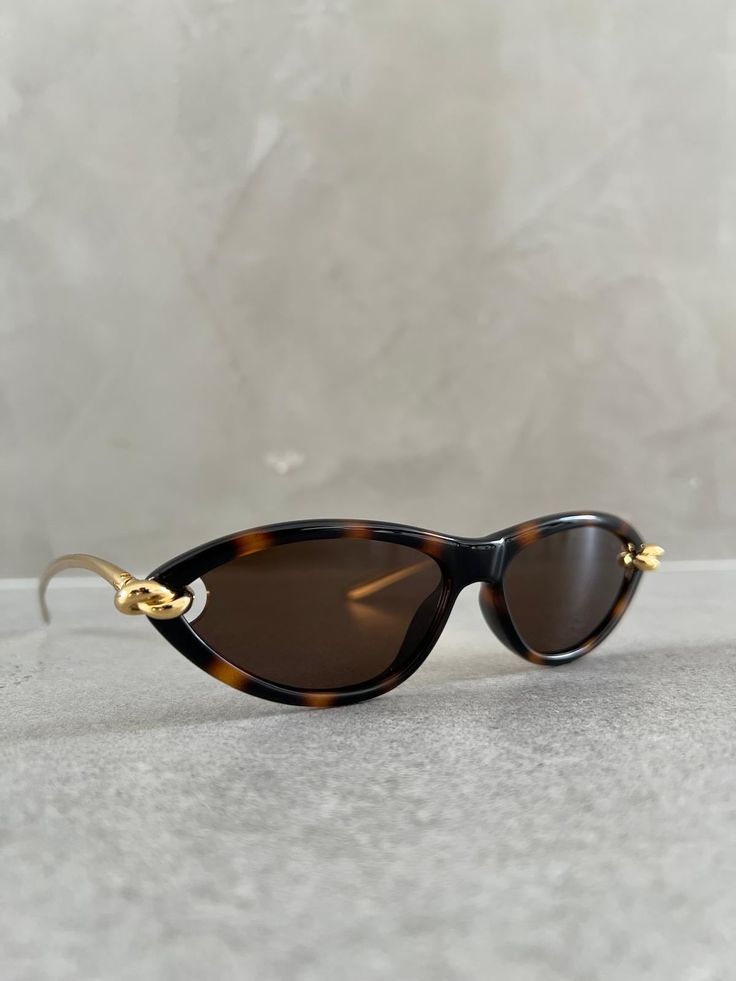 New sunglasses from Bottega, both finished with the Maison's iconic knot detail___#bottegasunglasses #BV1390S #BV1330S LUNETTE TOM FORD – Image 1